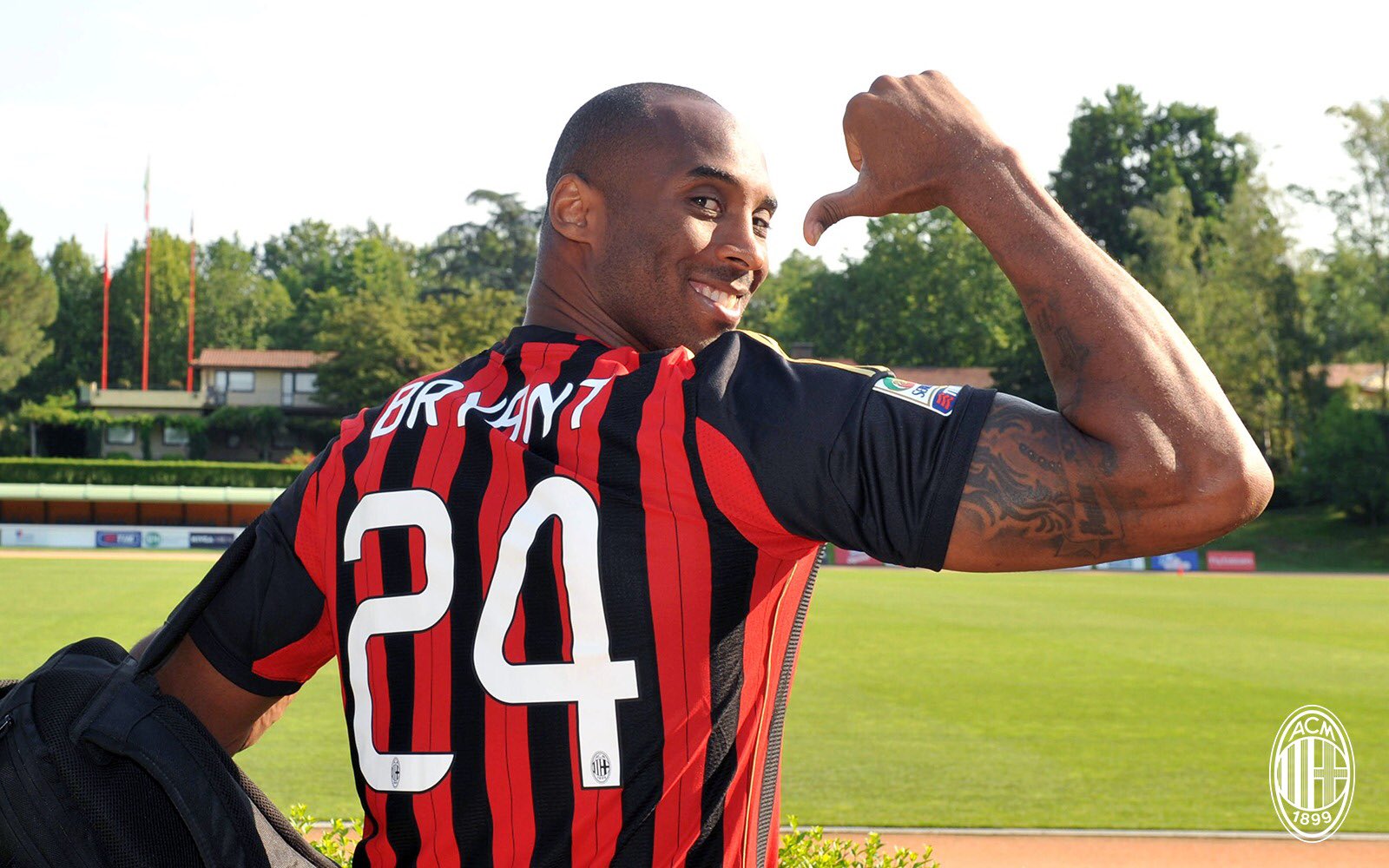 AC Milan on Twitter: "We have no words to express how shocked we are to hear of the tragic passing of one of the greatest sportsmen of all time and Rossonero fan,